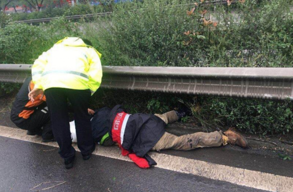 摩托车违法闯高速 一人发生侧翻不幸身亡