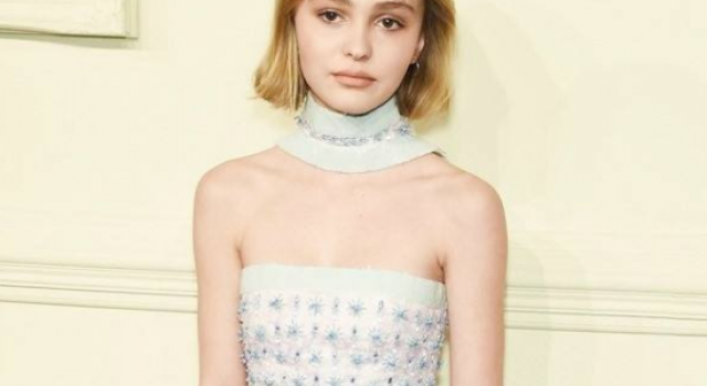 德普女儿恋情曝光 街头热吻羡煞旁人，金童玉女太养眼了吧！