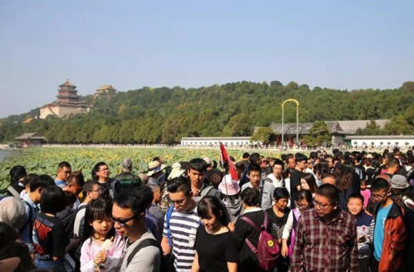 国庆四天游客5.02亿 各大旅游景点人口爆满