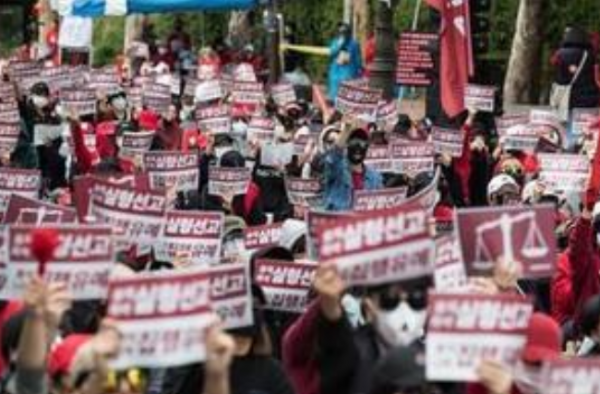 具荷拉事件引发韩国女性游行 网友：暖心而感动