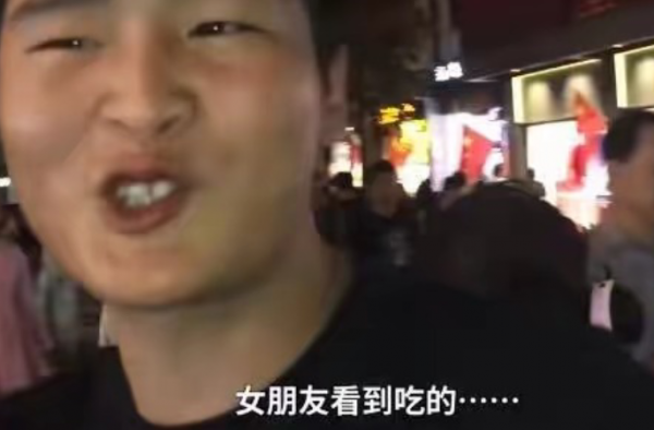 男子绳牵女友逛街 情侣虐狗到达新高度