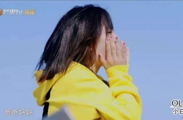 谢娜麒麟臂小短手引关注 网友：这样的小短手真可爱