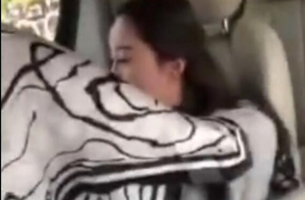 女子乘网约车脱鞋翘脚,滴滴司机却被永久封号, 这是怎么回事?