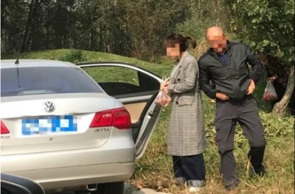 野生动物园摘山楂怎么回事?冒着生命危险就为了吃山楂?