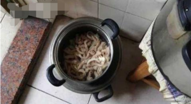 老伯菜场捡鸡肠回家 警察找上门得知真相吓得腿软