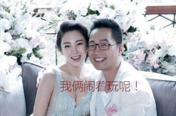 张雨绮 袁巴元牵手逛街疑似和好 离婚是逗着玩？