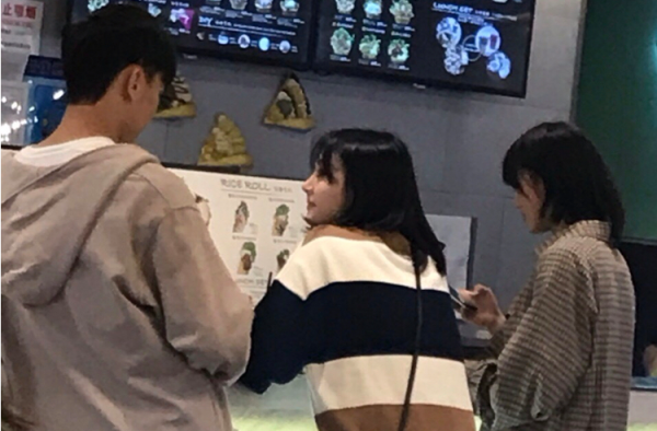 郑爽张恒秀恩爱方式奇特：抱木灯、约会带邓爽替身!