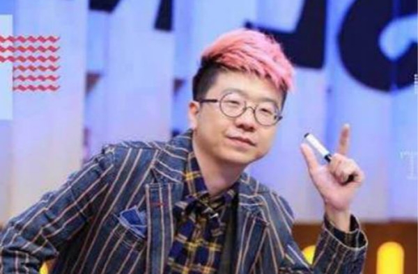 李诞网红女友黑尾酱颜值高 走红后恩爱女友遭曝光