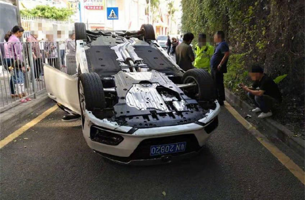 汽车翻车“四脚朝天” 男司机居然被一只小虫吓到翻车