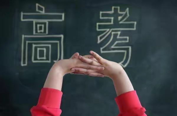高三女生被捅伤 同校男生凌晨六点持刀进宿舍行凶