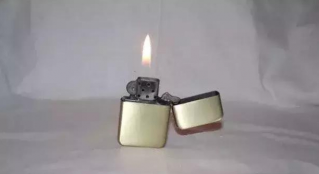父亲放火烧床是怎么回事？做事情不考虑后果吗？