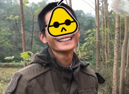 小哥驾车侧翻处理事故4次笑场 堪称史上最佛系车主