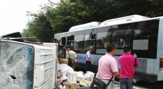 四川公交冲上站台是怎么回事？造成七人死亡让人遗憾