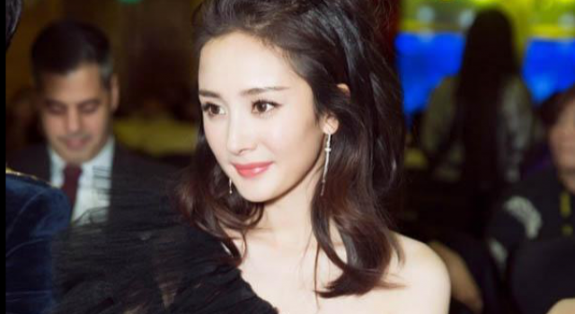杨幂暴瘦！被评“纸片人” 网友猜测仅有60多斤
