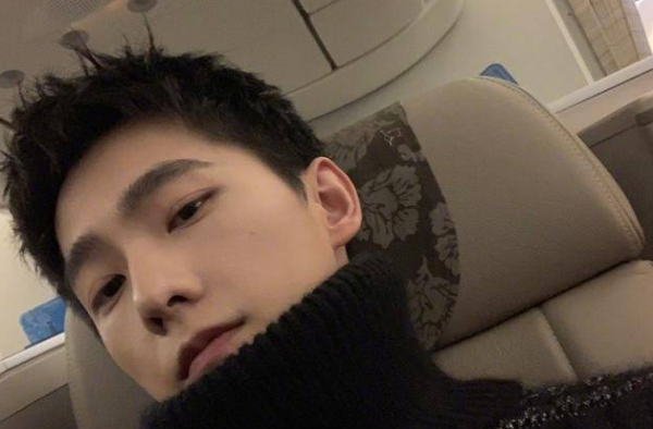 杨洋 想触碰又收回的手 与男舞者互相试探 两钢铁直男