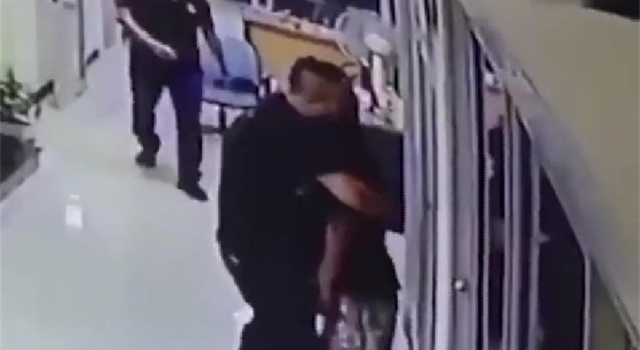 持刀袭警却被警察拥抱 警察的拥抱举动太暖心