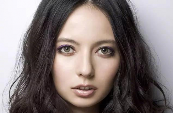 Becky宣布与片冈治大婚讯 网友欣慰并唏嘘不已