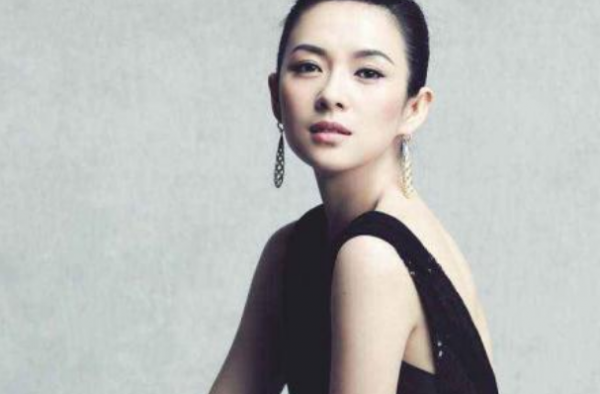 章子怡为女儿擦嘴 高冷女王大改形象 如此温柔让人羡慕