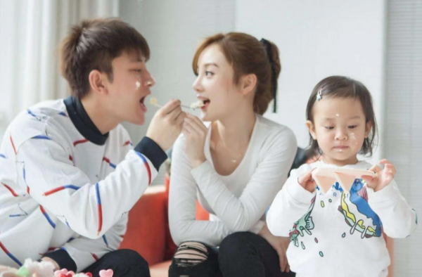 贾乃亮方否认网传离婚协议书 两人是复合还是离婚？
