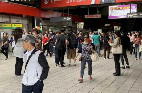 台湾莲花6.7级地震 到台湾大陆网友：出生来最大一次!