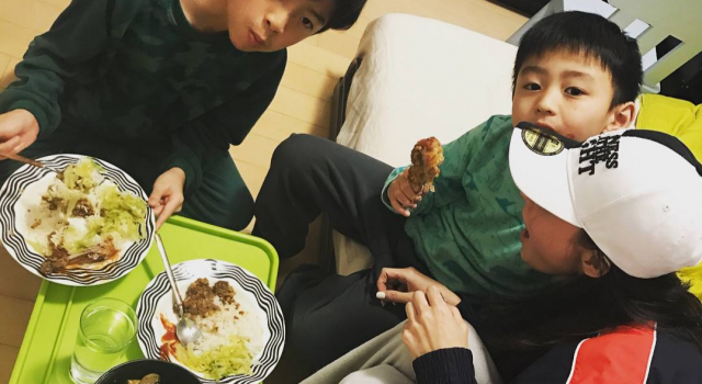 张柏芝儿子贴心为妈妈做早餐 长得越来越像谢霆锋