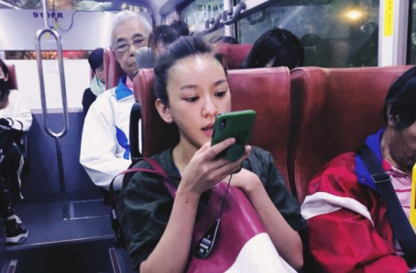 陈意涵公交被偶遇 毫无遮掩 谁是素颜最能打的明星？