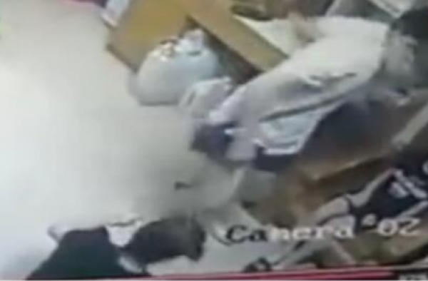 愤怒！男子狠踩小孩伤脚 如此行为的原因却让人更火大