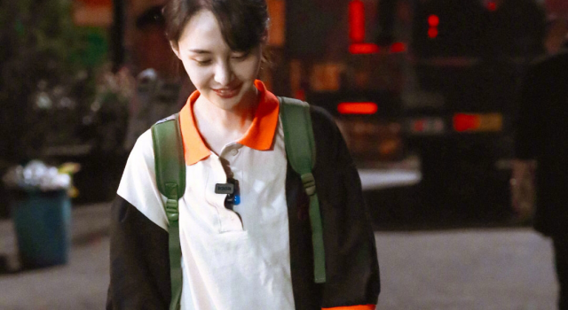 郑爽少女感十足！下班时被拍到的双马尾造型就像18岁！