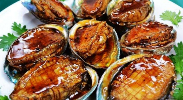 一份肥美的浇汁鲍鱼 但你享受世间最大的美味
