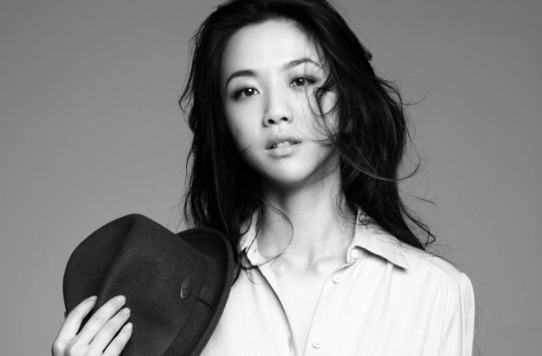 汤唯晒女儿近照竟意外曝光豪宅  2岁女儿大长腿抢镜！