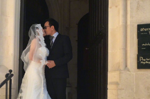 袁立婚纱照曝出 与小11岁的三婚老公忘情拥吻