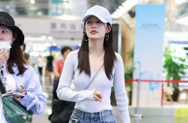 李沁飞国外当唐艺昕伴娘 伴郎伴娘团曝光阵容强大