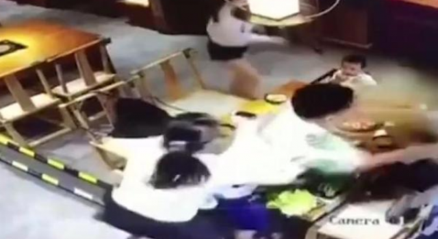 害怕！男子端火锅泼妻子同学 孩子直接目睹现场
