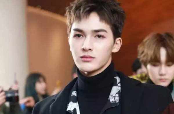 男生狗啃式发型 看看这些明星就知道有多帅了