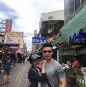 小S全家福曝光引热议！网友：他老公这是浪子回头了吗
