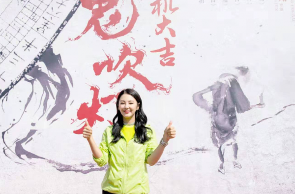 张雨绮片场庆生 和导演管虎举止暧昧 因为真性情
