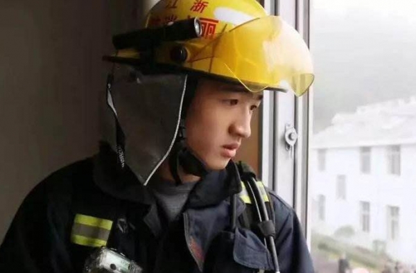 消防员为摘除马蜂窝牺牲 退役时间将近 现如今化为云烟