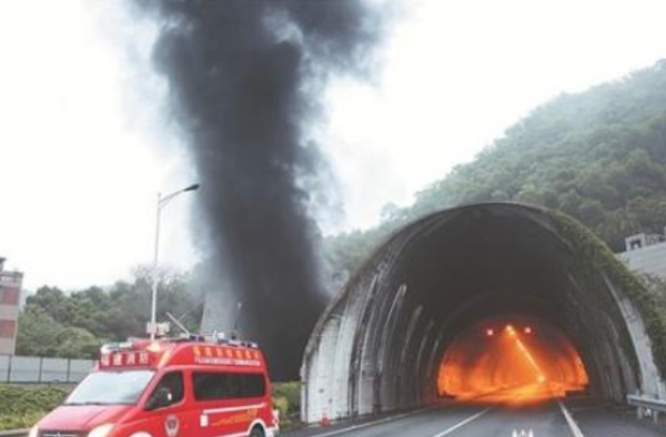 浙江货车隧道起火 现场烟雾弥漫 伤亡惨重