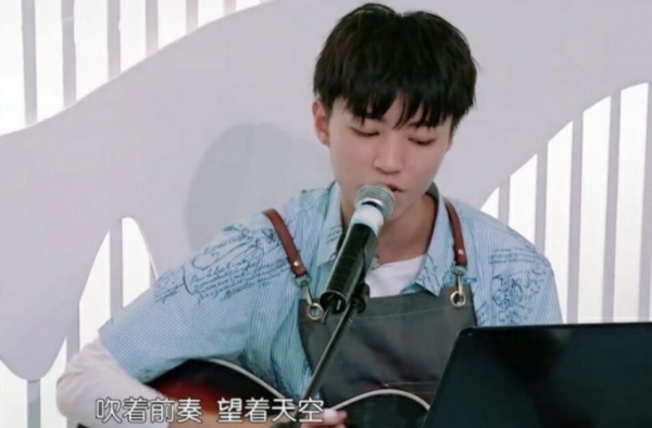 王俊凯唱晴天 画面深情又美好 王经理请停止散发你魅力