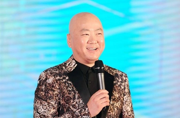 郭东临给自己的头补妆 精致的猪猪男孩 网友：会反光吗