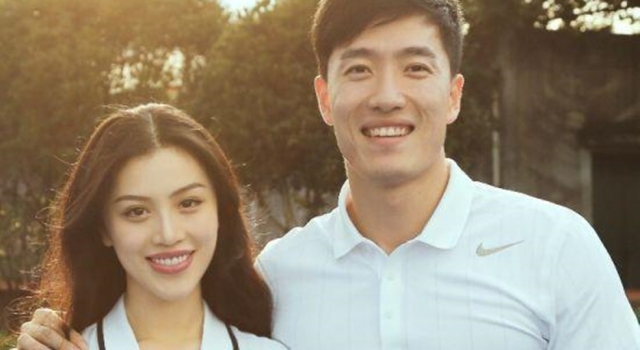 刘翔前妻深夜k歌 表情微醺坐在路边 神情十分落寞