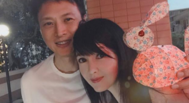 周慧敏罕见秀恩爱 哪有岁月不饶人 女神逆龄生长撒狗粮