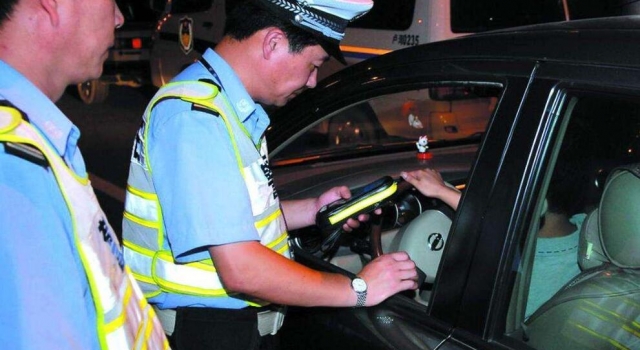 交警用单车扔摩托车执法致车祸 三次通报内容大相径庭