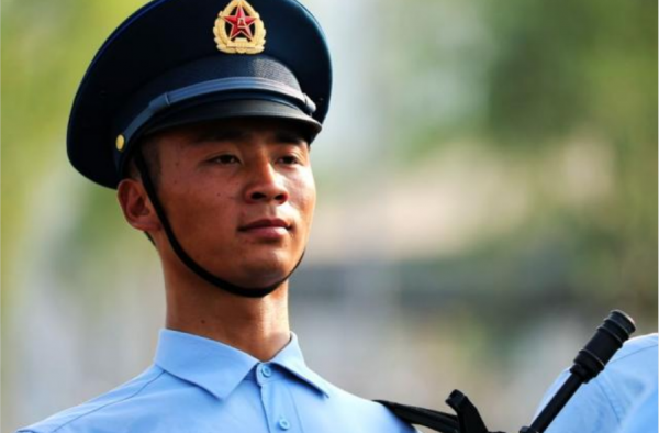 地震男孩走上阅兵场 长大后我成为了你 向英雄敬礼！
