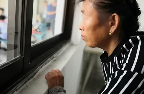 老人教室外偷课回家教孙子 “最美奶奶”非她莫属