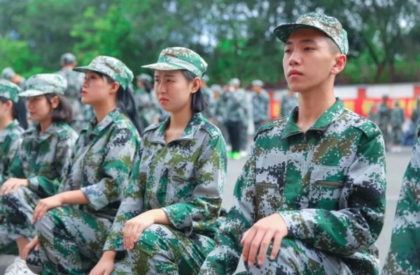 学长拿水果诱惑新生被教官罚 教官：还皮不皮了？