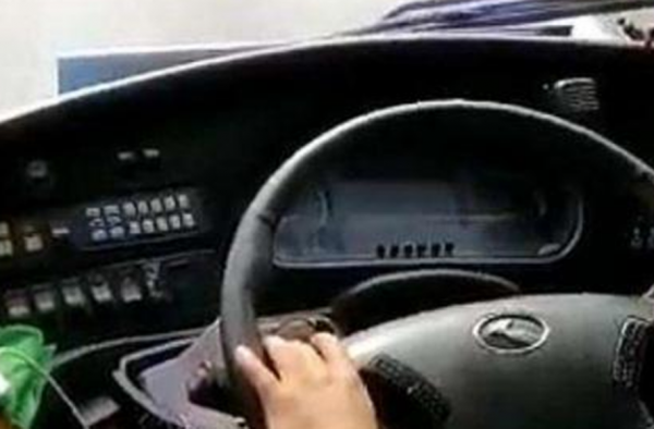 开车路上听歌也要扣2分 这些交规知识 你知道吗
