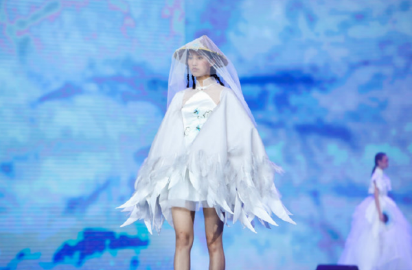 纸巾做的婚纱 创意变成现实 网友：结婚突然下雨怎么办