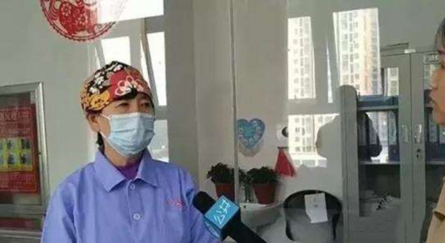 被活埋男婴父亲到村医家致谢 村医遭质疑：她想要孩子