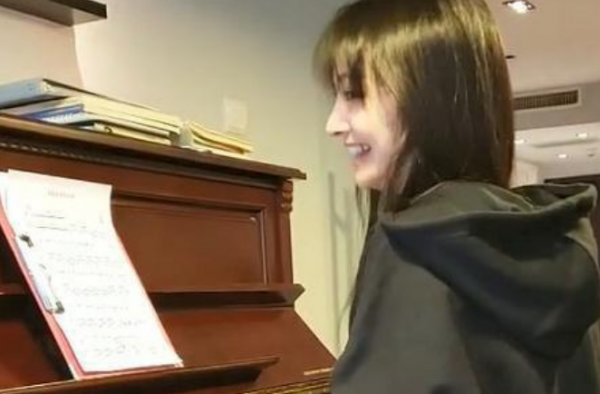 郑爽回眸 对镜回眸露出灿笑 转身一笑太撩人了